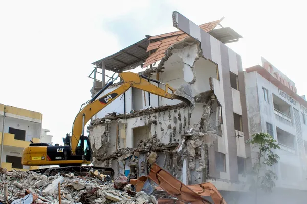 Démolition d’un immeuble R+3 à Songon ce 30 mai 2023 par le ministère de la Construction