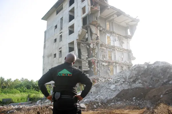 Démolition par le ministre de la Construction d’un bâtiment R+4 présentant un risque d’effondrement à Bassam : des images