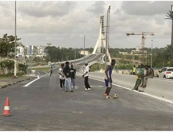 Match de foot sur le 5e pont d’Abidjan en construction : la réaction des Ivoiriens