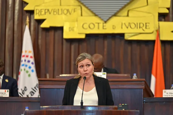 Yaël Braun-Pivet assure de la restitution des objets d’art ivoiriens réquisitionnés par la France