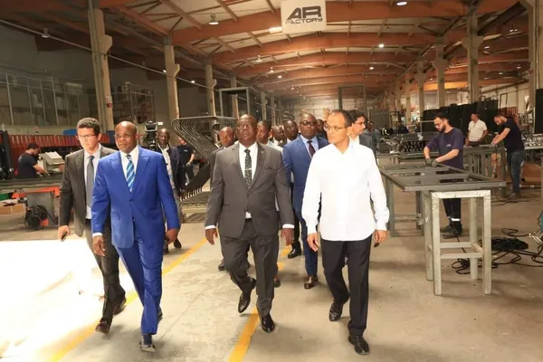 Adjoumani séduit par l’expertise de JET Contractors maitre d’ouvrage de la Tour le Paysan