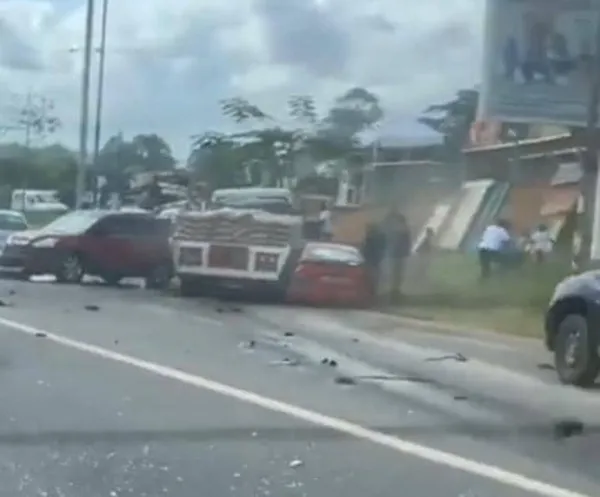 Accident à Bingerville ce 13 mai 2023 : un camion percute plusieurs véhicules, des images