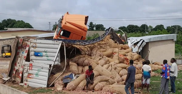 Accident à Niakara: une cargaison d’oignons finit dans un magasin