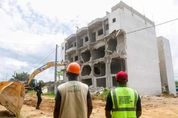 Démolition d’un immeuble R+3 en construction à Songon.