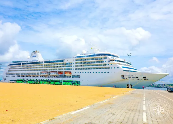 Le navire de croisière Seven Seas Mariner accoste au port d’Abidjan