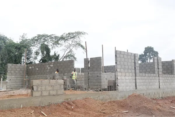 Construction du marché de proximité de Yakassé-Attobrou: l’état d’avancement des travaux estimés à 55%