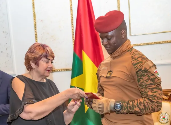 Burkina : le Capitaine Ibrahim Traoré décoré de la Médaille des BRICS pour son combat