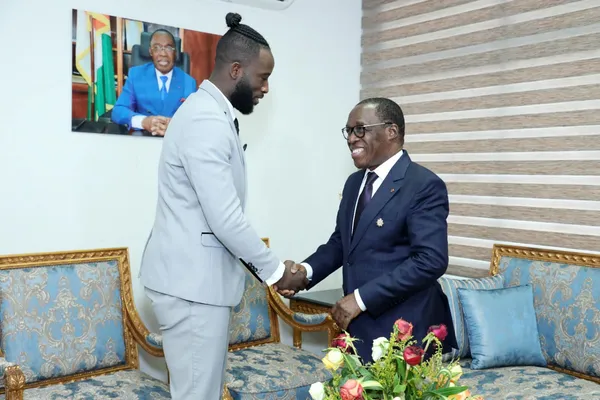 Cissé Cheick présente sa médaille à Aka Aouélé, président du CESEC