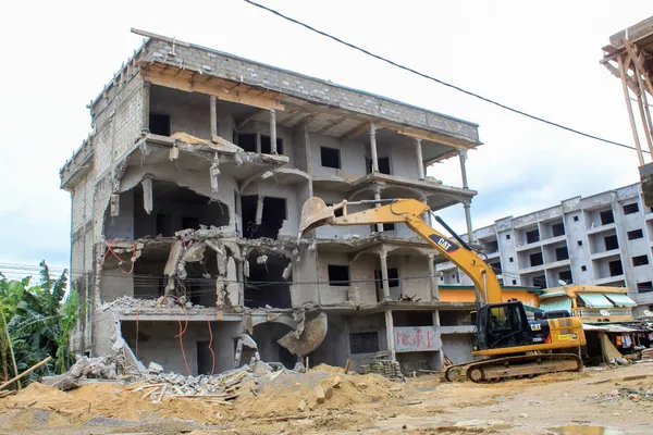 Démolition d’un bâtiment R+3 à Cocody: des images