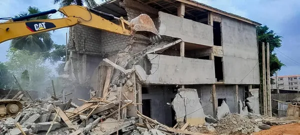 Démolition de deux immeubles en construction à Cocody