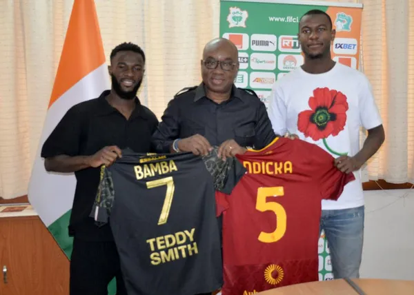 Eléphants de Côte d’Ivoire : Evan Ndicka et Jonathan Bamba offrent leurs maillots au président de la FIF