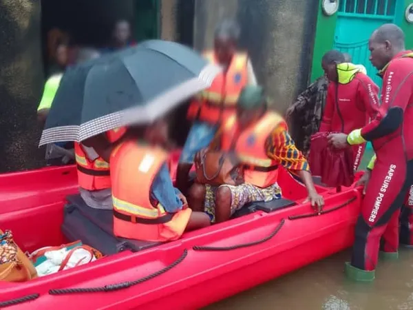 Inondation à Agboville : 39 personnes piégées par la montée des eaux sauvées par les pompiers
