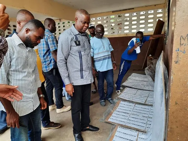 Koné Katinan vérifie son nom sur la liste électorale