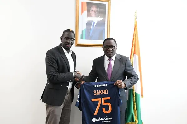 Mamadou Sakho, l’international footballeur français, reçu par le ministre Paulin Danho à Abidjan: des images
