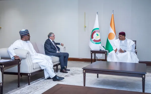 Mohamed Bazoum reçoit Bill Gates et Aliko Dangote au Niger