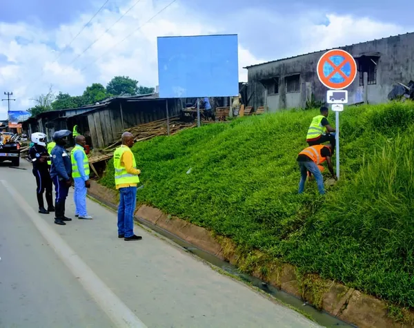 Côte d’Ivoire: pose des panneaux de signalisation entre le pont BAE et le péage d’Attinguié