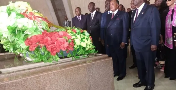 Sassou-Nguesso sur la tombe d’Houphouët-Boigny