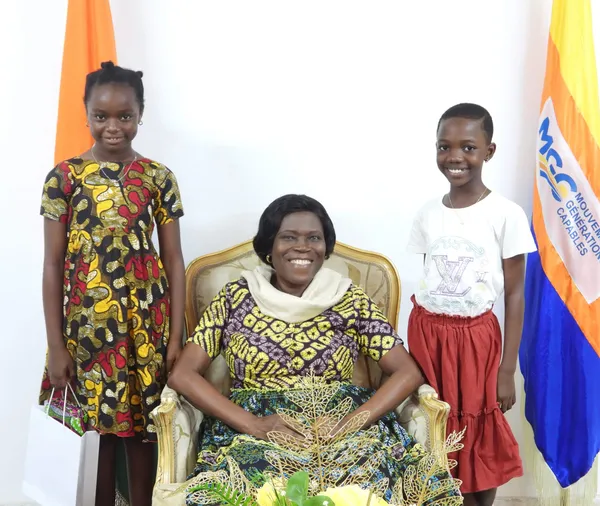 Les deux écolières ivoiriennes du concours international de dictée reçues par Simone Gbagbo après leur brillante participation au Canada