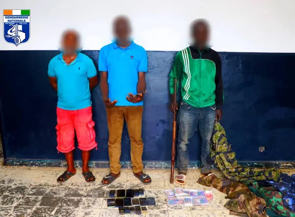 Tiassalé: arrestation de 3 individus en possession d’armes à feu, de tenues militaires et d’une importante somme d’argent