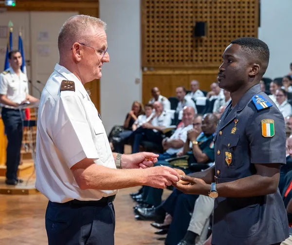 Commissaire-Lieutenant Brou N’siéni Elohé Israël: 1er africain et Ivoirien sorti major de l’Ecole de Commissariat des Armées de France
