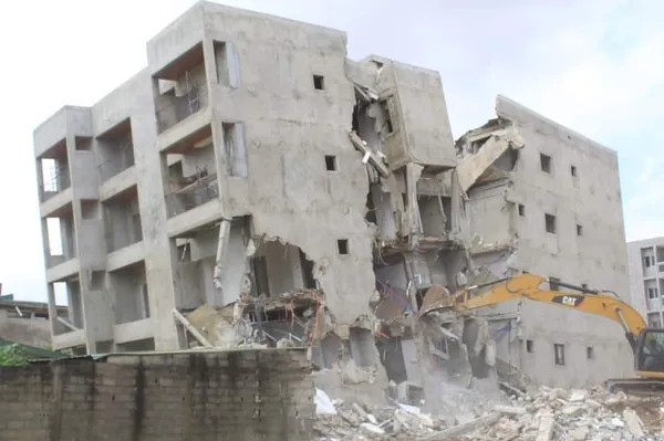 Démolition d’un immeuble R+5 présentant des risques d’effondrement à Cocody: des images
