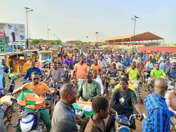 Tentative de coup d’État au Niger : manifestations de soutien à Mohamed Bazoum