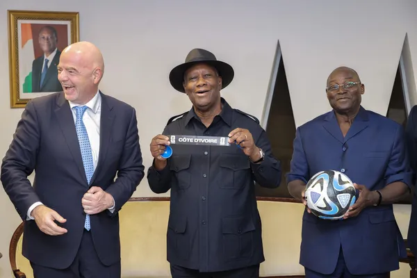Affaire stade Ebimpé: Alassane Ouattara maintient la pression