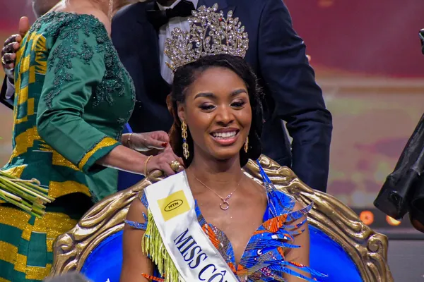 Mylène Djihony, Miss Côte d’Ivoire 2023, reçoit des lots de Canal +
