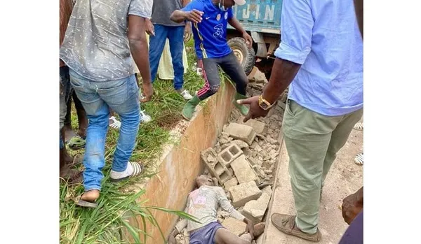 Daloa : un tricycle conduit par des enfants se renverse dans un caniveau