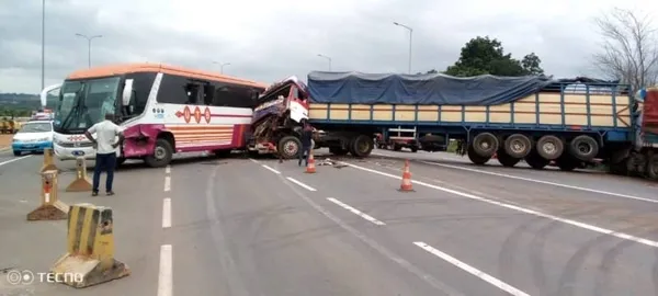 Collision entre 2 cars UTB et 2 remorques à Kongodekro, Bouaké