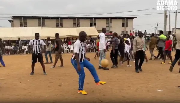 Adama Bictogo dans la peau de Pélé aux côtés des jeunes de Yopougon, vidéo