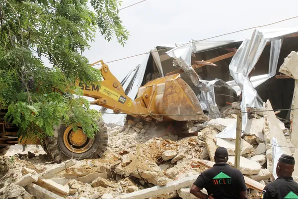 Démolition d’une bâtisse à Bingerville par la ministère de la Construction