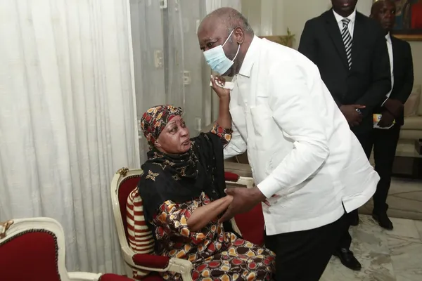 Bédié décédé : Gbagbo pleure aux côtés de Henriette Bédié, des images insoutenables