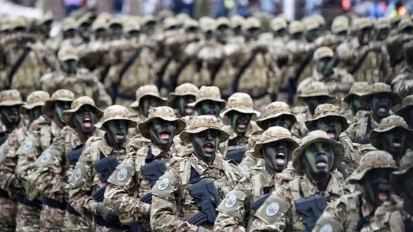 « Lorsque des militaires prennent le pouvoir, c’est pour le conserver, tout le reste n’est qu’habillage » (Venance Konan)