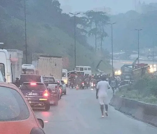 Un camion renversé sur la voie sens Yopougon – Adjamé ce 18 août : un gigantesque embouteillage signalé