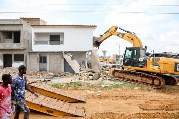 Démolition de 5 villas duplex en construction à Cocody