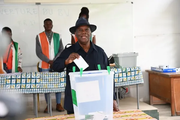 Municipales et régionales 2023: Alassane Ouattara et Dominique Ouattara votent à Cocody