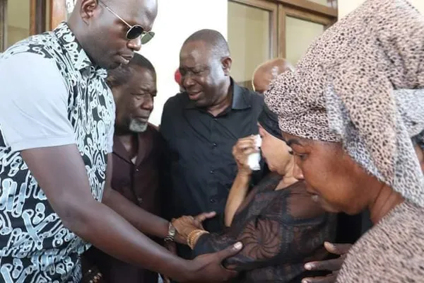 Henriette regagne Daoukro après le décès de son époux, Bédié: des images de son arrivée
