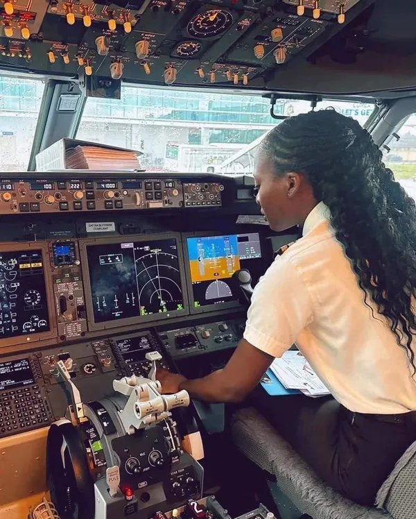 Jennifer Yhaye: qui est l’Ivoirienne, la plus jeune femme pilote d’Afrique ?: tout savoir