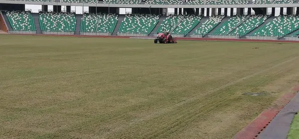 Stade Alassane Ouattara : Des images de l’état de la pelouse 48H après la pluie