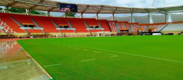 Pluies de janvier : la pelouse du stade d’Ebimpé résiste à la pluie
