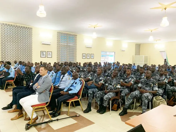 Abidjan : 600 élèves policiers ivoiriens formés à la lutte contre la fraude documentaire et à l’identité