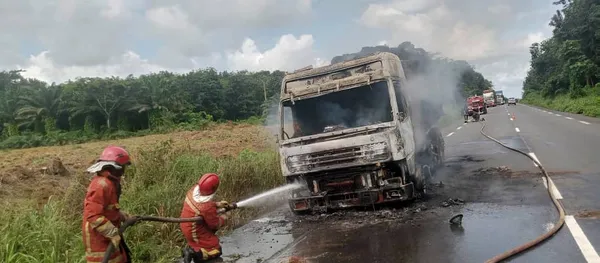 Un véhicule de transport de marchandises détruit par un incendie à Dabou