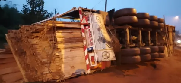 Accident à Man : un camion chargé de planches de bois se renverse au quartier Capèn