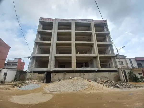 Démolition d’un immeuble R+4 menaçant ruine à Cocody-Angré
