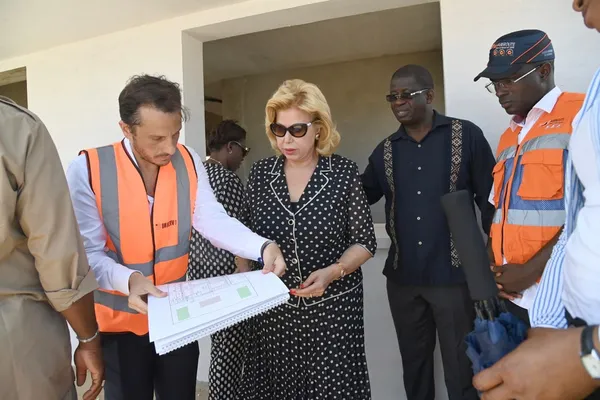 Dominique Ouattara s’assure de la bonne marche du futur centre d’accueil pour femmes victimes de violence à Adiaké
