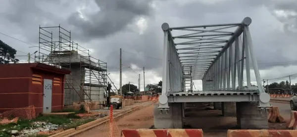 Chantier autoroute Yopougon-Dabou : installation de ponts à piétons