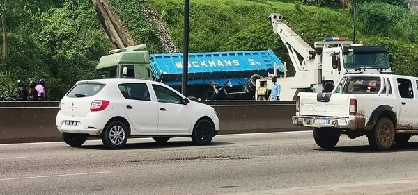 Accident après le pont piéton Agban ce jeudi : un camion renversé, circulation perturbée