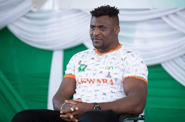 Francis Ngannou partage son parcours avec les jeunes d’Abobo : « Mon passé, c’est ma force »