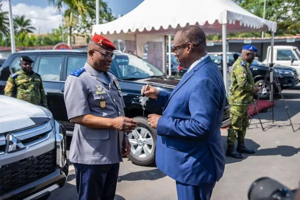Téné Birahima dote les Forces Armées de Côte d’Ivoire de nouveaux véhicules et matériels informatiques